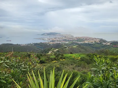 Utsikt från en grönskande bergssluttning över staden Ceuta på sin halvö i Medelhavet