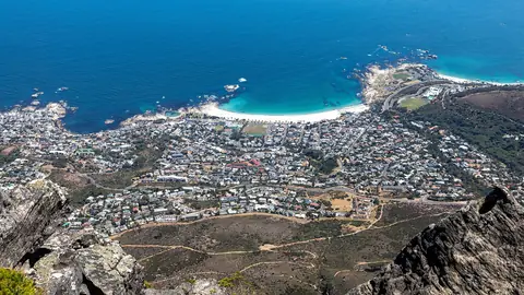 Utsikt från Taffelberget över Camps Bay med vit sandstrand och turkost hav i Kapstaden