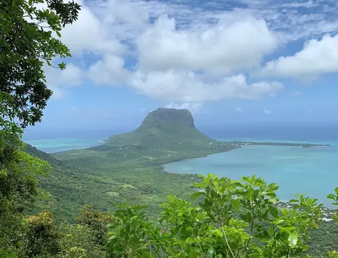 Berget Le Morne Brabant på en udde i en turkos lagun, sett från de gröna höjderna vid Chamarel