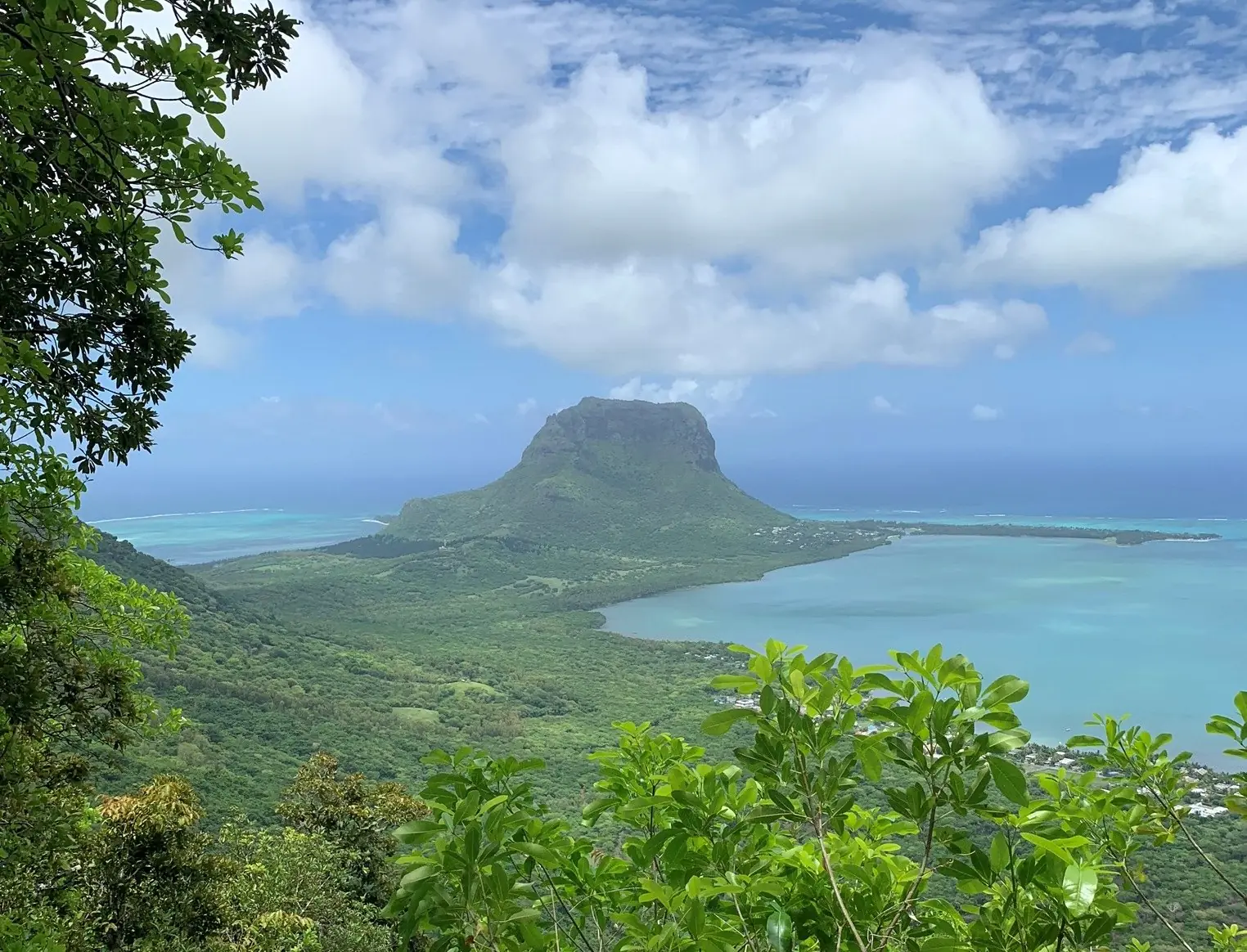 Berget Le Morne Brabant på en udde i en turkos lagun, sett från de gröna höjderna vid Chamarel