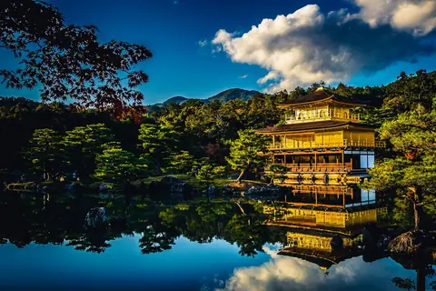 Det gyllene templet Kinkaku-ji i Kyoto speglas i dammen framför
