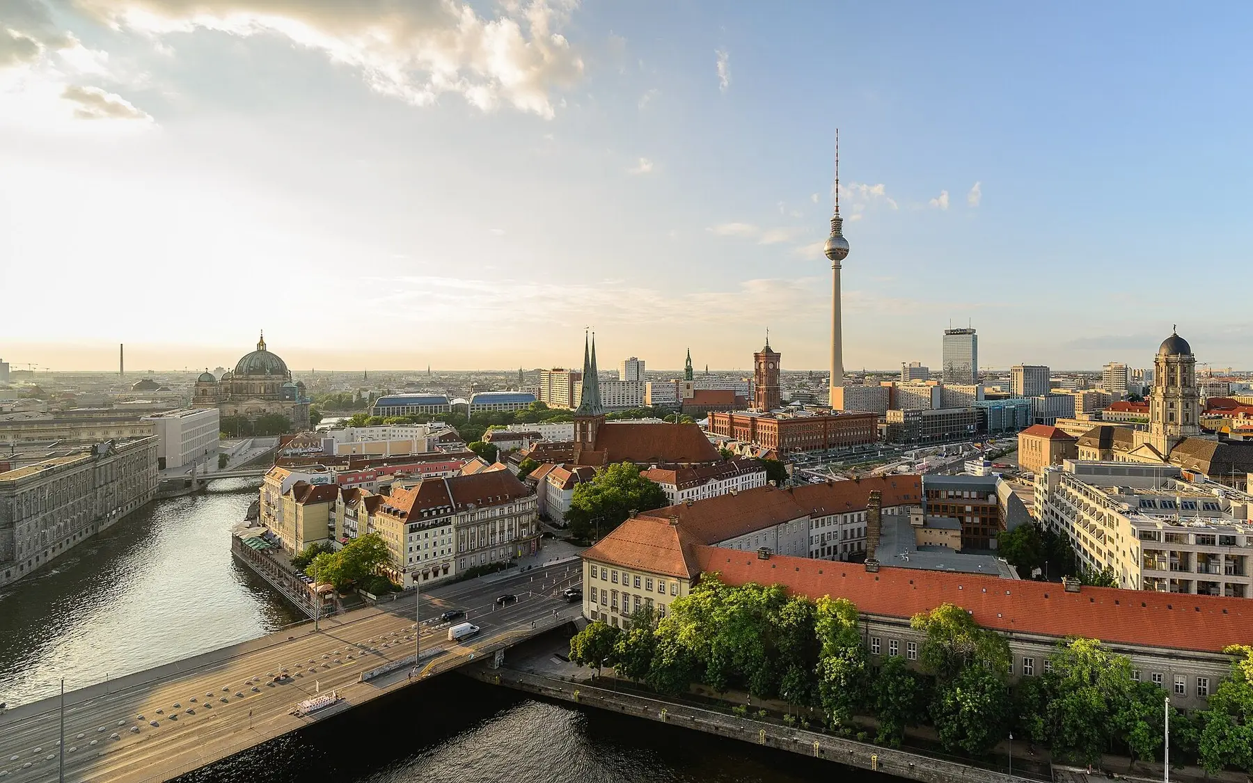Berlins centrum med floden Spree, röda tak och TV-tornet i kvällssol