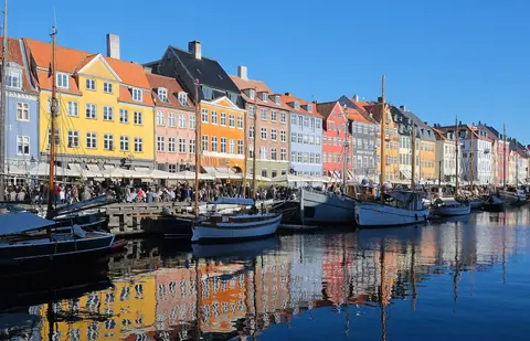 Färgglada gavelhus och gamla segelfartyg längs kanalen Nyhavn i Köpenhamn