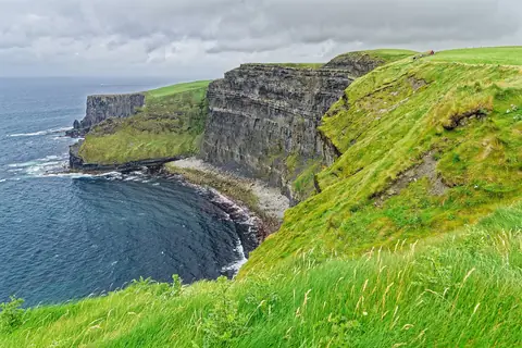 Branta gröna klippor som stupar ner i Atlanten vid Cliffs of Moher på Irlands västkust