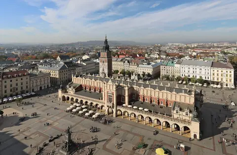 Stora torget i Kraków med Tyghallarna och rådhustornet, sett uppifrån en solig dag