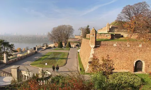Tegelmurar och parkgångar i fästningen Kalemegdan i Belgrad med floden i höstdis bakom