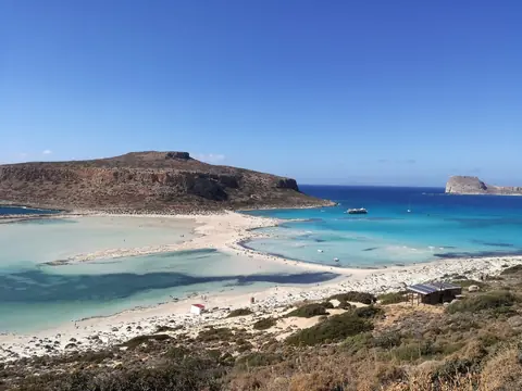Turkost grunt vatten och vita sandbankar i Balos lagun på Kreta