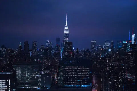 Upplysta skyskrapor i New York med Empire State Building i blå timme