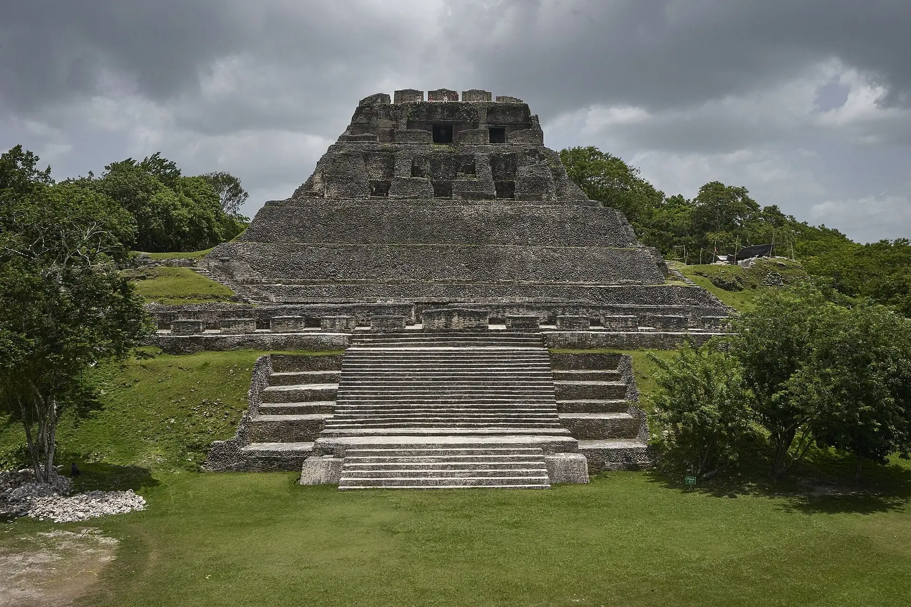 Mayapyramiden El Castillo i Xunantunich omgiven av grönska