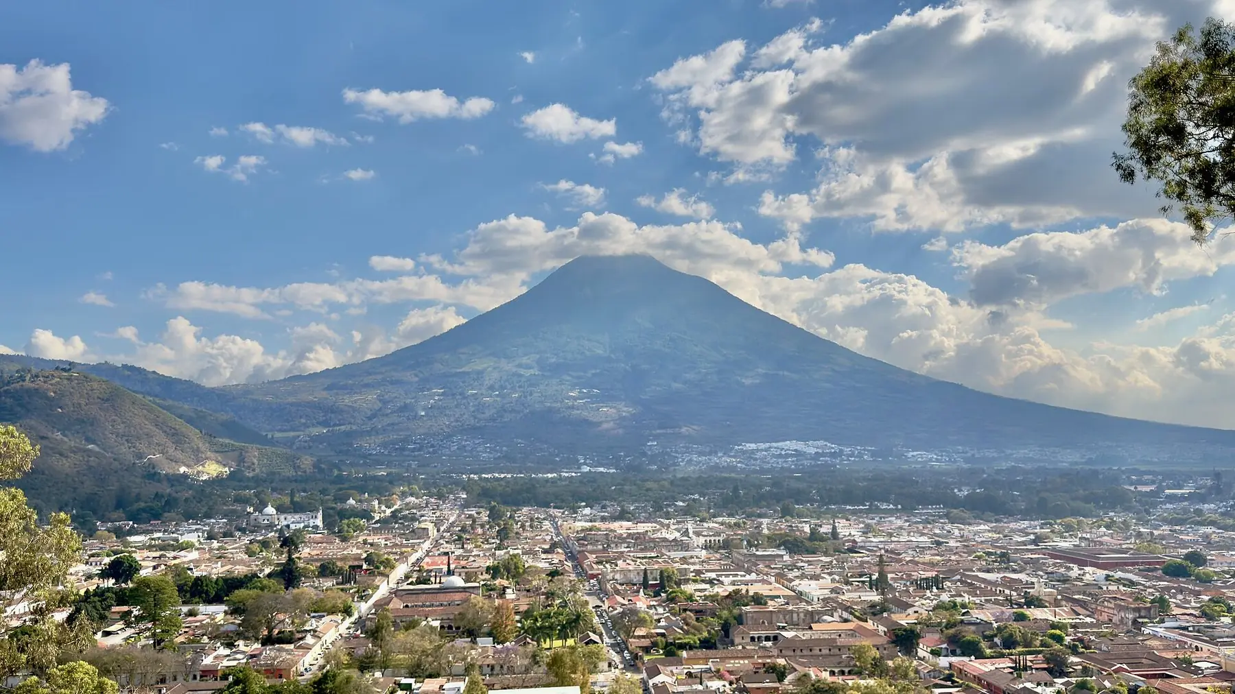 Utsikt över staden Antigua Guatemala med vulkanen Agua i bakgrunden