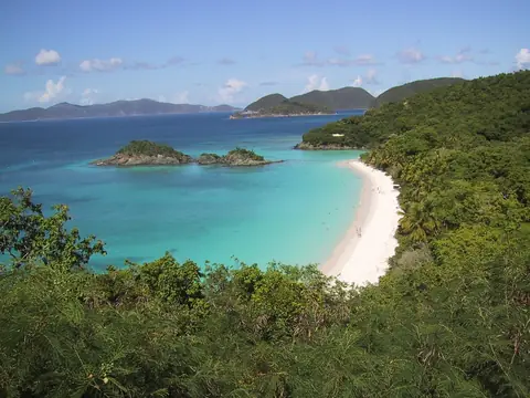 Trunk Bay på St. John med vit sandstrand, turkost vatten och grönklädda sluttningar