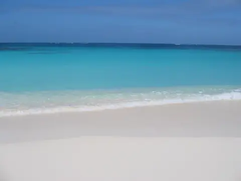 Vit sandstrand och turkost vatten vid Shoal Bay