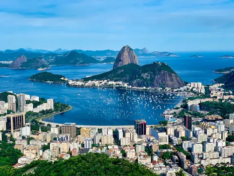 Sockertoppen och Botafogobukten med båtar i Rio de Janeiro