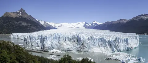 Glaciären Perito Moreno med sin höga isfront mellan bergen i Los Glaciares
