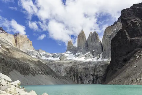 Granittornen i Torres del Paine ovanför en turkos bergssjö