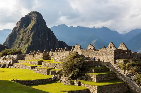 Inkastaden Machu Picchu med gröna terrasser och berget Huayna Picchu i bakgrunden
