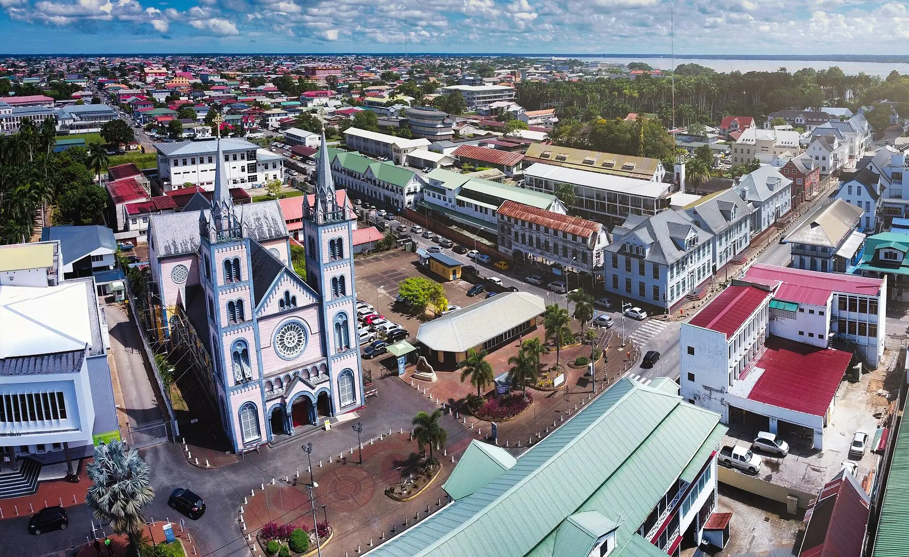 Flygvy över träkatedralen Sankt Petrus och Paulus och de omgivande kvarteren i Paramaribo
